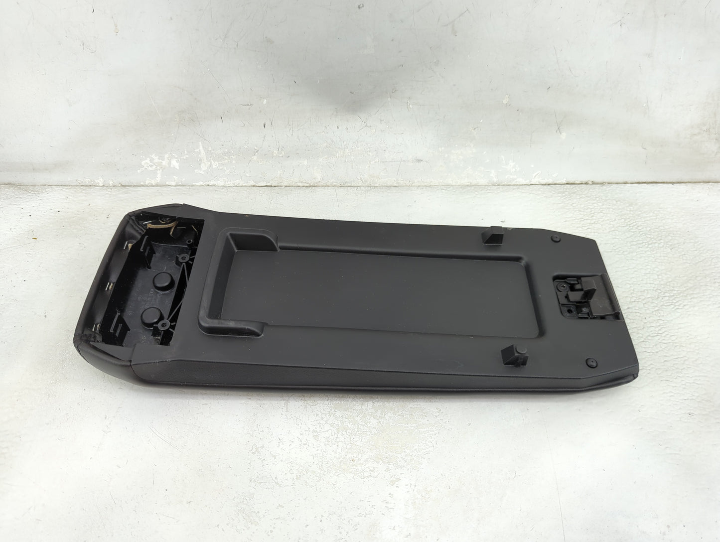 2016-2017 Chevrolet Equinox Center Console Armrest Cover Lid P/N:2335521B Fits Fits 2016 2017 OEM Used Auto Parts - Oemuseda