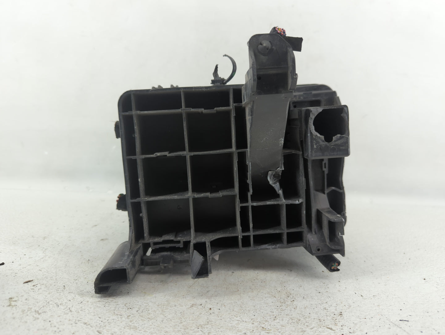 2016-2017 Chevrolet Equinox Fusebox Fuse Box Panel Relay Module P/N:84080470_01 Fits Fits 2016 2017 OEM Used Auto Parts - Oe