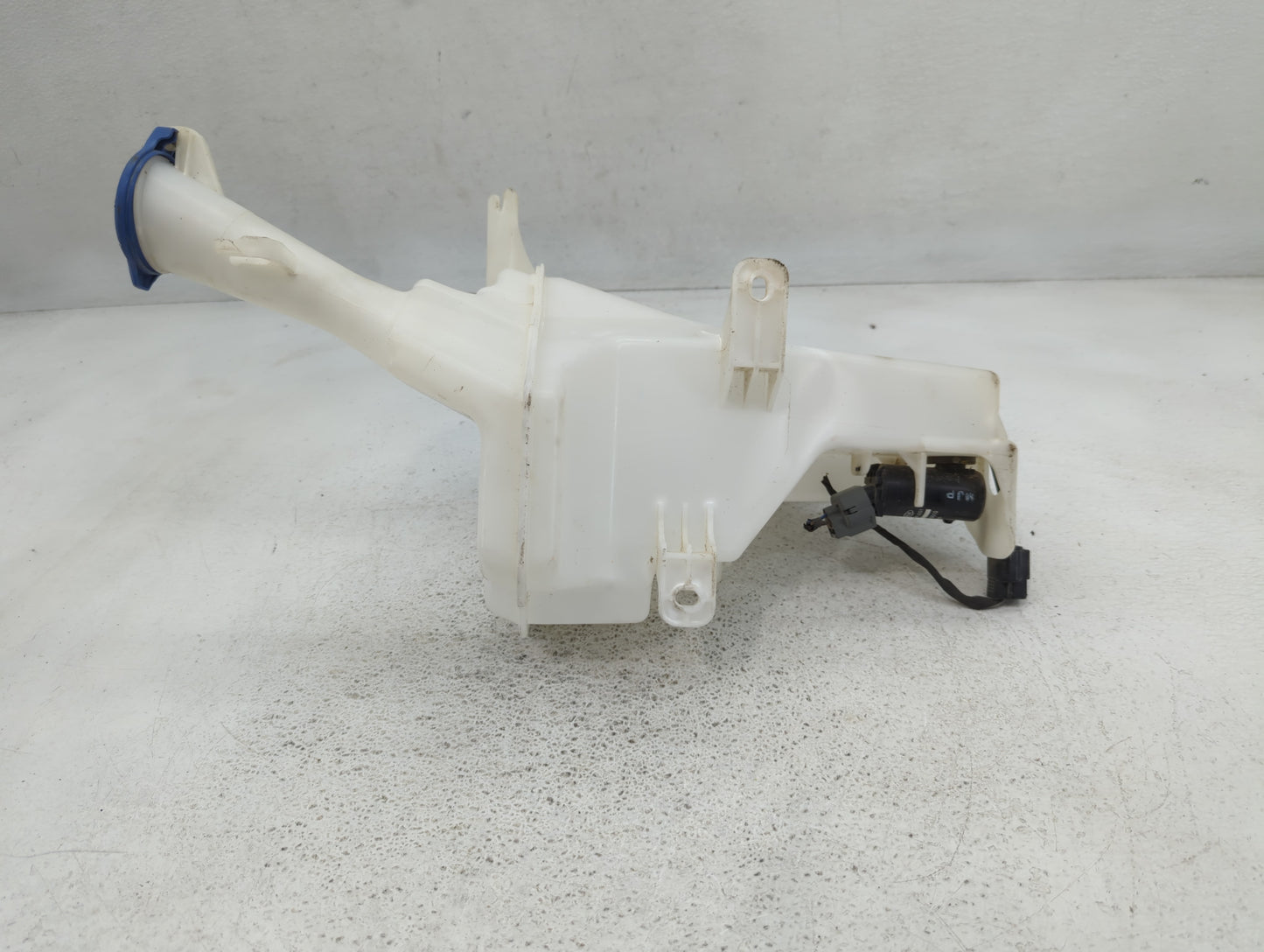 2017-2017 Chevrolet Equinox Windshield Washer Fluid Reservoir Bottle Oem - Oemusedautoparts1.com