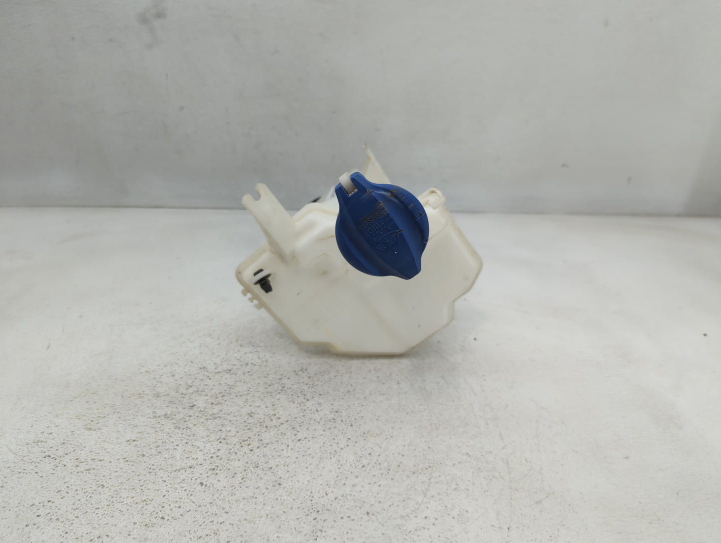 2017-2017 Chevrolet Equinox Windshield Washer Fluid Reservoir Bottle Oem - Oemusedautoparts1.com
