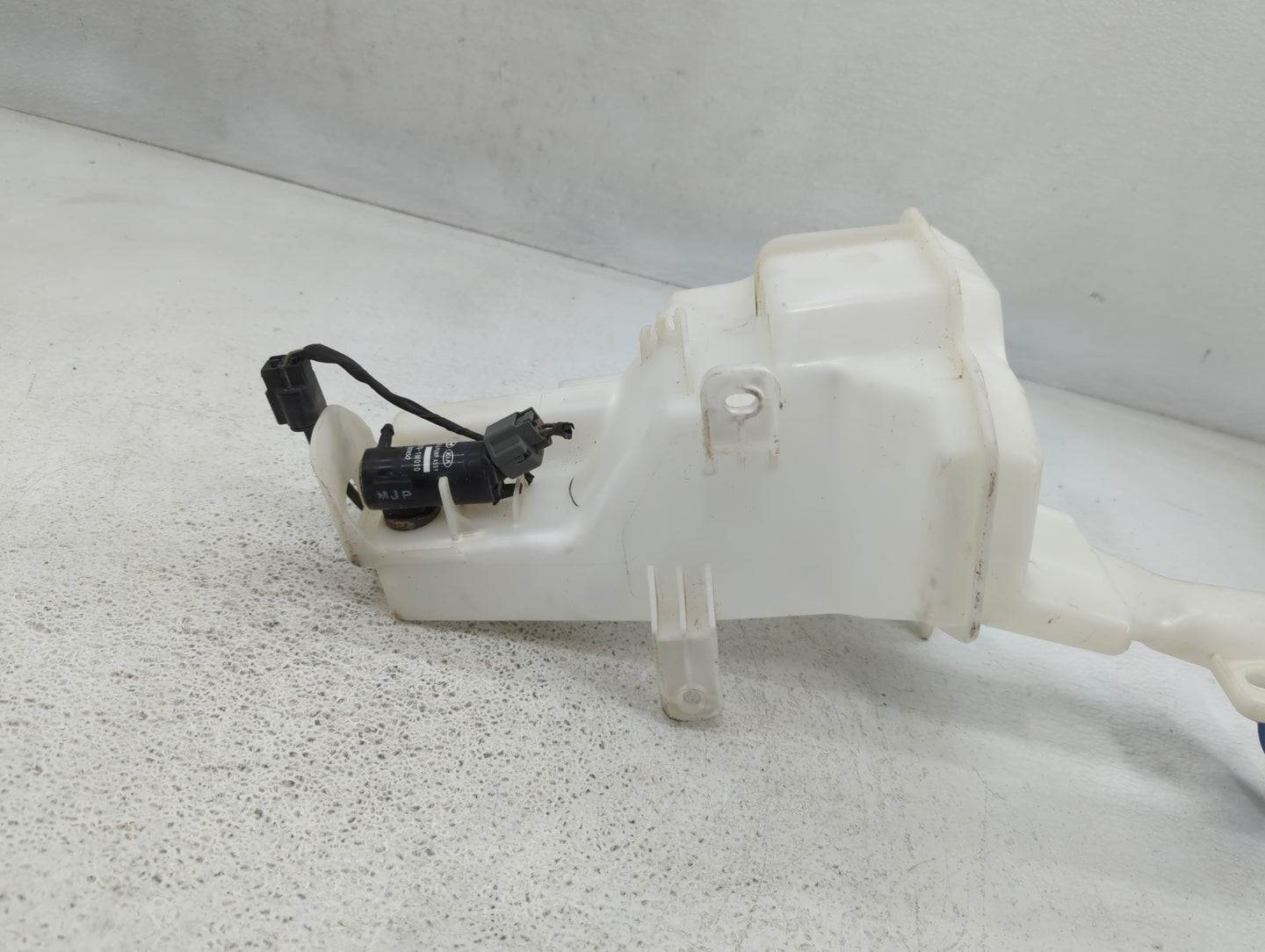 2017-2017 Chevrolet Equinox Windshield Washer Fluid Reservoir Bottle Oem - Oemusedautoparts1.com