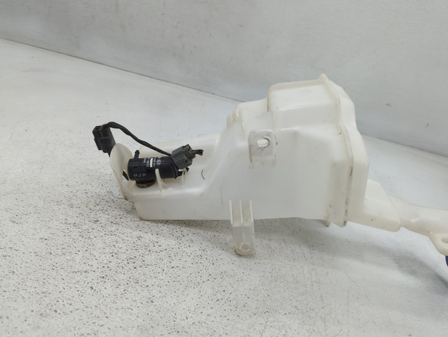 2017-2017 Chevrolet Equinox Windshield Washer Fluid Reservoir Bottle Oem - Oemusedautoparts1.com