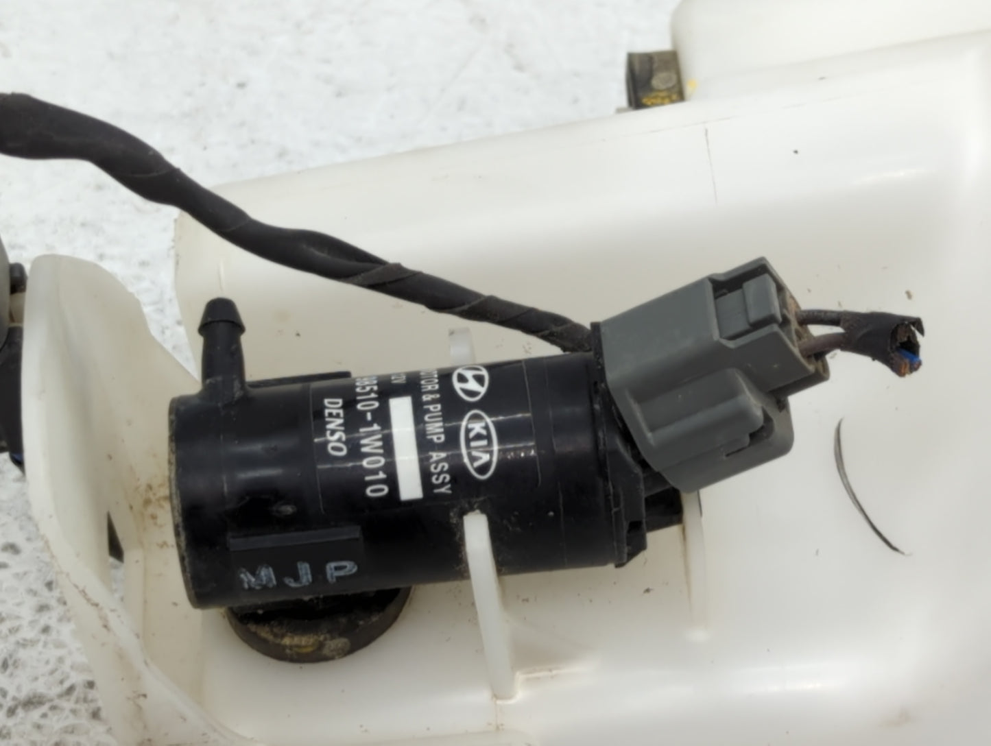 2017-2017 Chevrolet Equinox Windshield Washer Fluid Reservoir Bottle Oem - Oemusedautoparts1.com