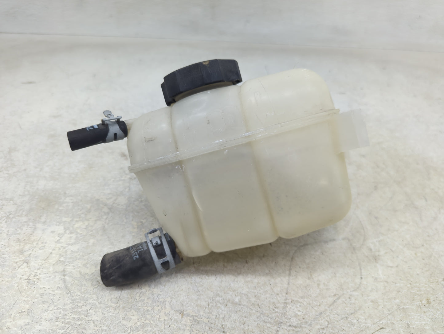 2014 Chevrolet Impala Radiator Coolant Overflow Expansion Tank Bottle 1390542 - Oemusedautoparts1.com