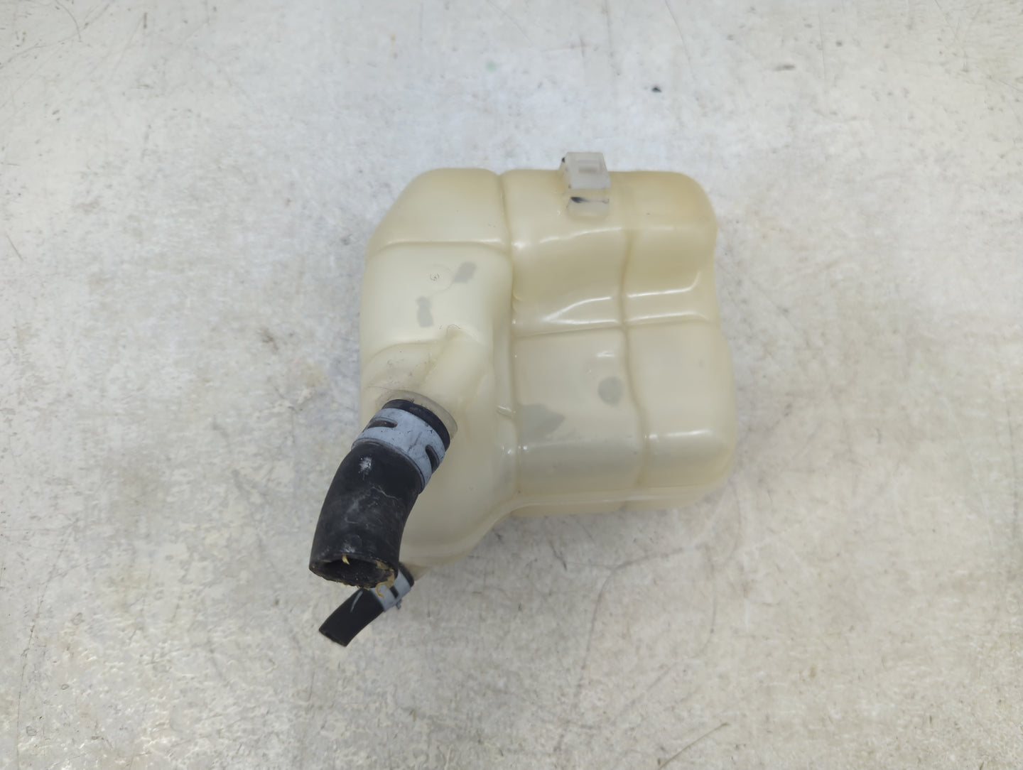 2014 Chevrolet Impala Radiator Coolant Overflow Expansion Tank Bottle 1390542 - Oemusedautoparts1.com