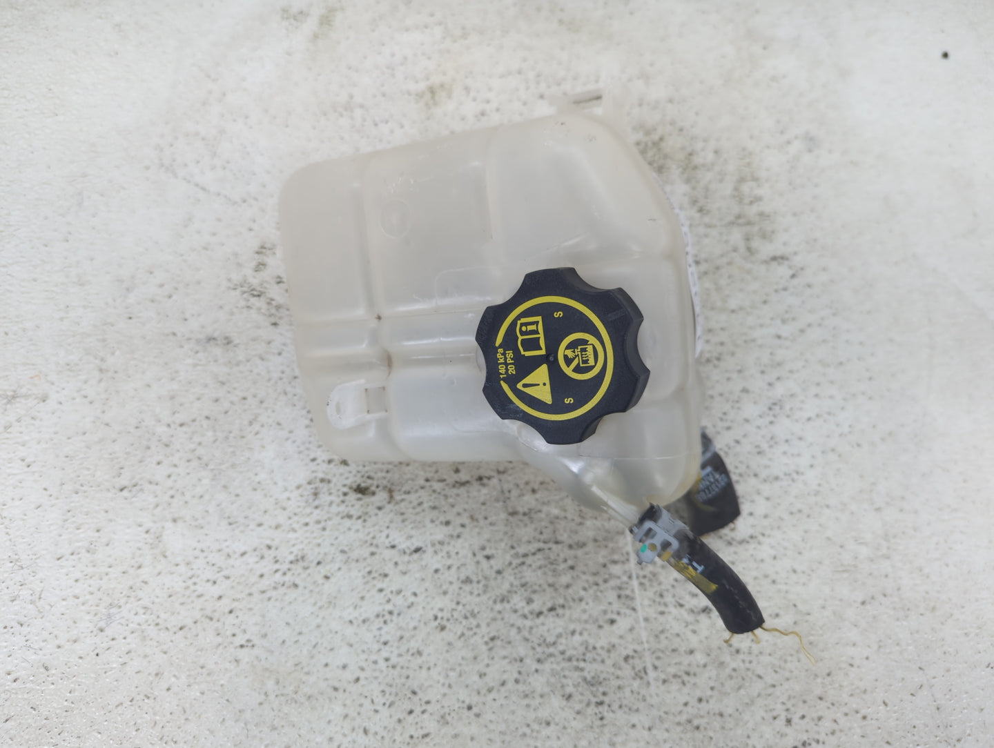 2014 Chevrolet Impala Radiator Coolant Overflow Expansion Tank Bottle 1432025 - Oemusedautoparts1.com