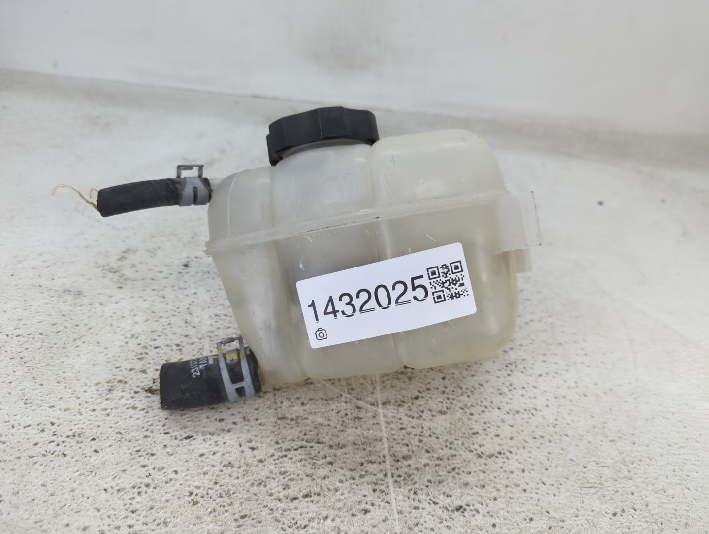 2014 Chevrolet Impala Radiator Coolant Overflow Expansion Tank Bottle 1432025 - Oemusedautoparts1.com