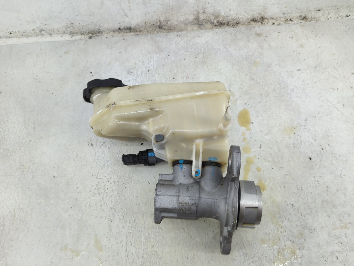 2014-2020 Chevrolet Impala Brake Master Cylinder 1492143 - Oemusedautoparts1.com