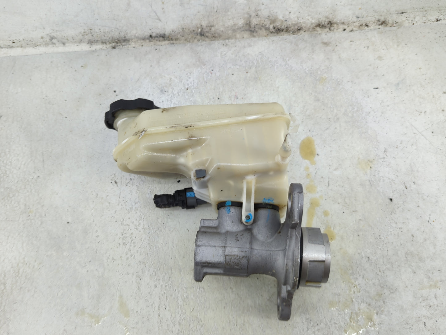 2014-2020 Chevrolet Impala Brake Master Cylinder 1492143 - Oemusedautoparts1.com