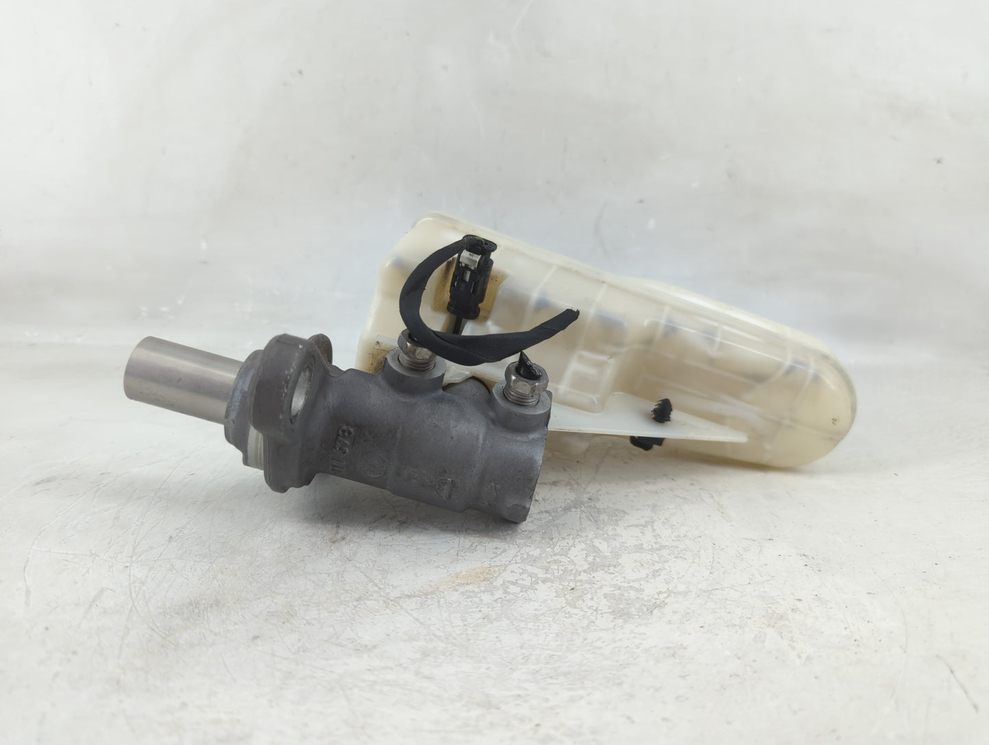2016-2021 Chevrolet Malibu Brake Master Cylinder - Oemusedautoparts1.com