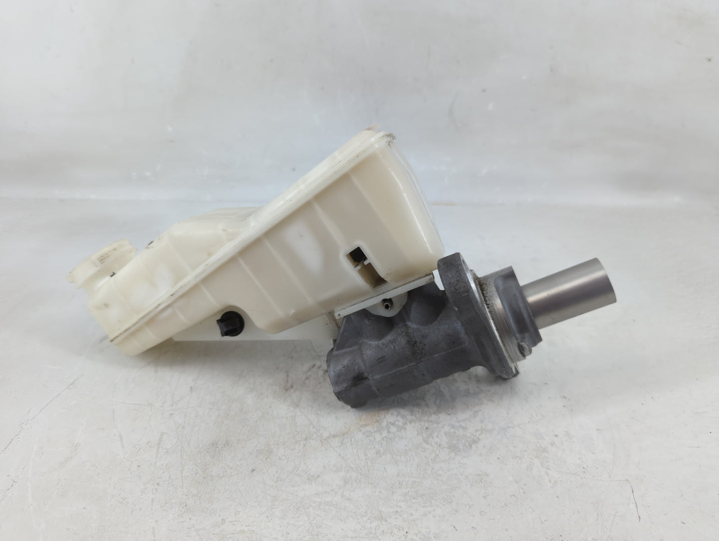 2016-2021 Chevrolet Malibu Brake Master Cylinder - Oemusedautoparts1.com