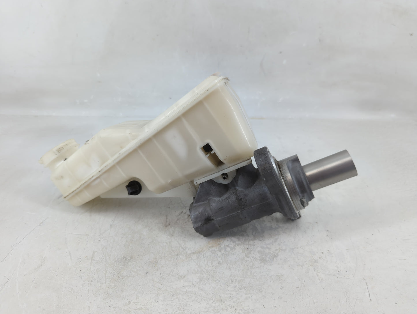 2016-2021 Chevrolet Malibu Brake Master Cylinder - Oemusedautoparts1.com