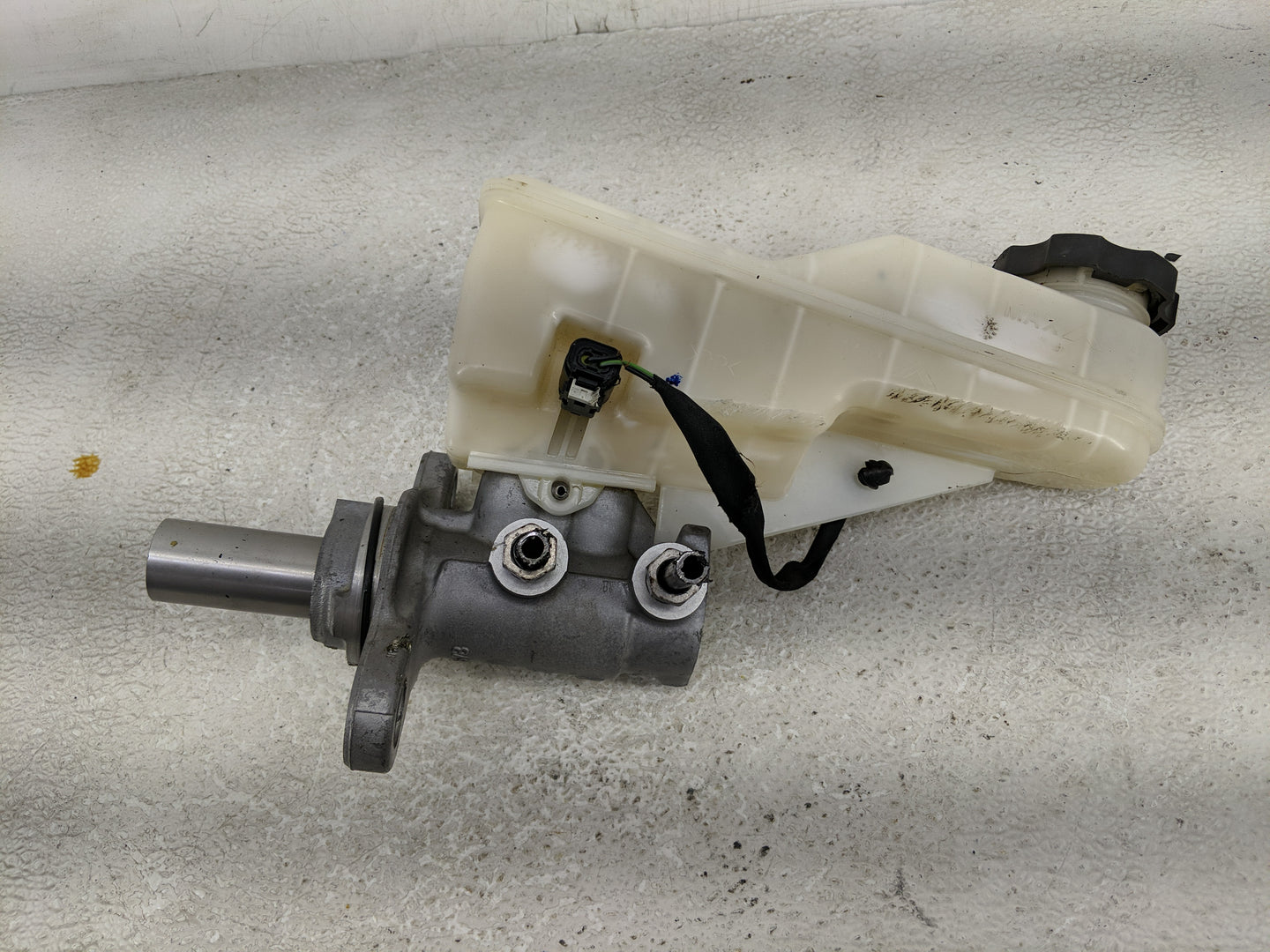 2016-2021 Chevrolet Malibu Brake Master Cylinder 1313780 - Oemusedautoparts1.com