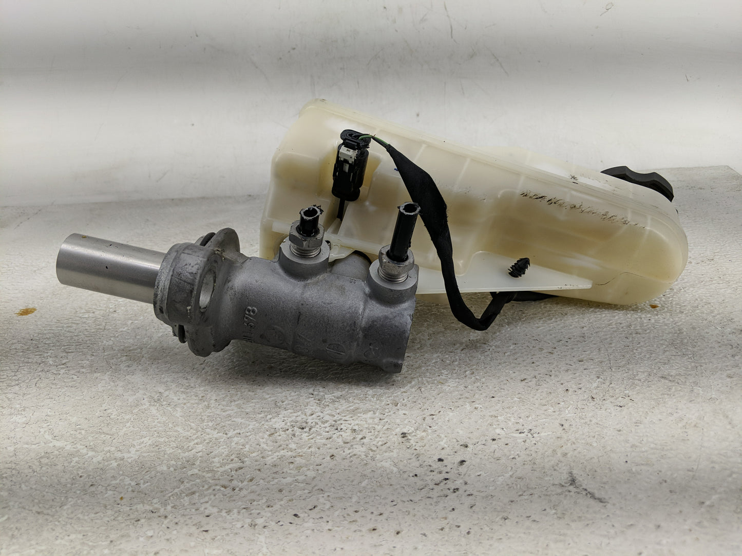 2016-2021 Chevrolet Malibu Brake Master Cylinder 1313780 - Oemusedautoparts1.com