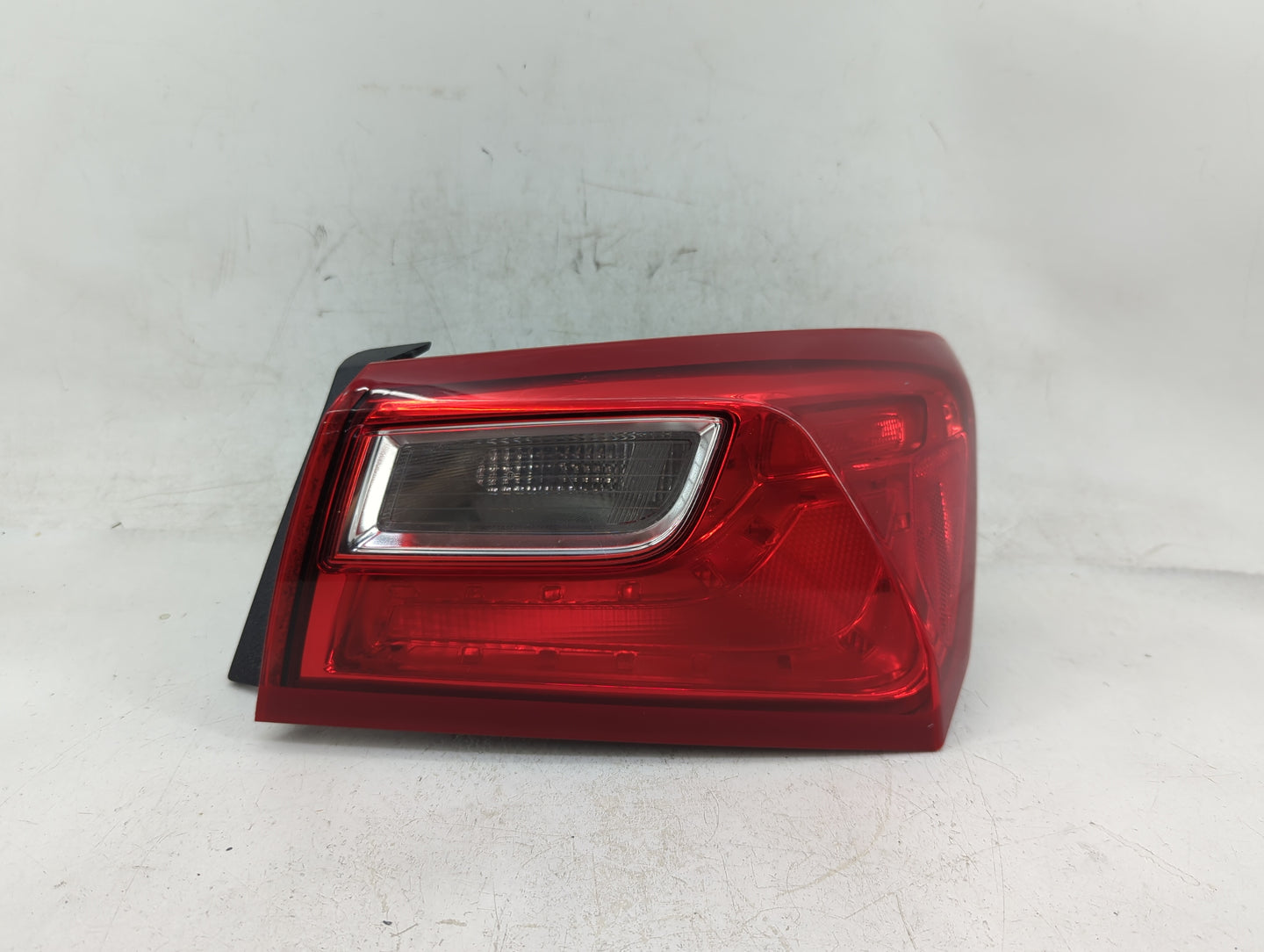 2016-2021 Chevrolet Malibu Tail Light Assembly Passenger Right OEM P/N:84132377 Fits Fits 2016 2017 2018 2019 2020 2021 OEM 