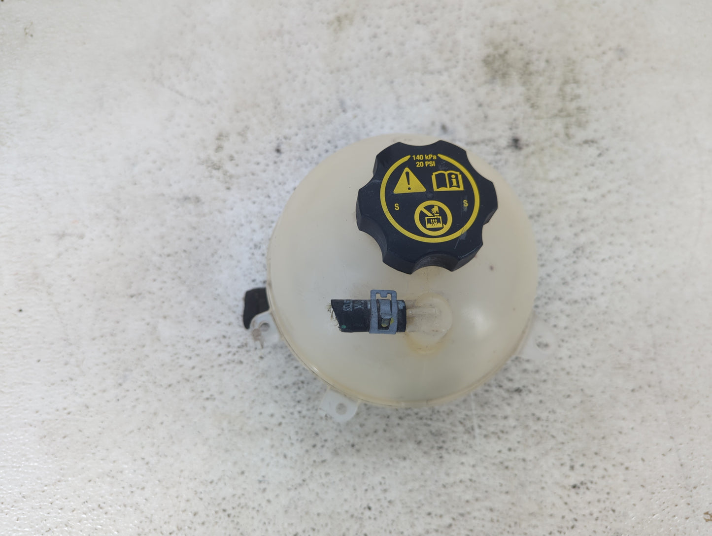 2016 Chevrolet Malibu Radiator Coolant Overflow Expansion Tank Bottle 1432073 - Oemusedautoparts1.com
