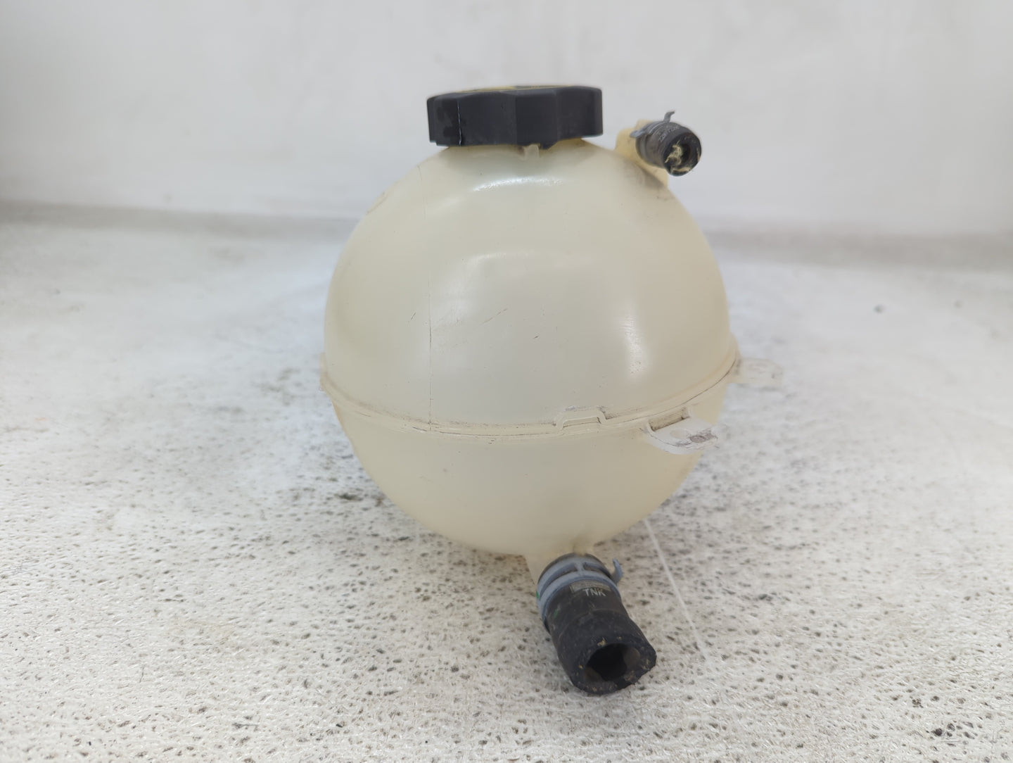 2016 Chevrolet Malibu Radiator Coolant Overflow Expansion Tank Bottle 1432073 - Oemusedautoparts1.com