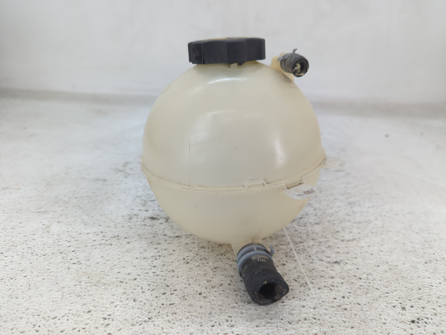 2016 Chevrolet Malibu Radiator Coolant Overflow Expansion Tank Bottle 1432073 - Oemusedautoparts1.com