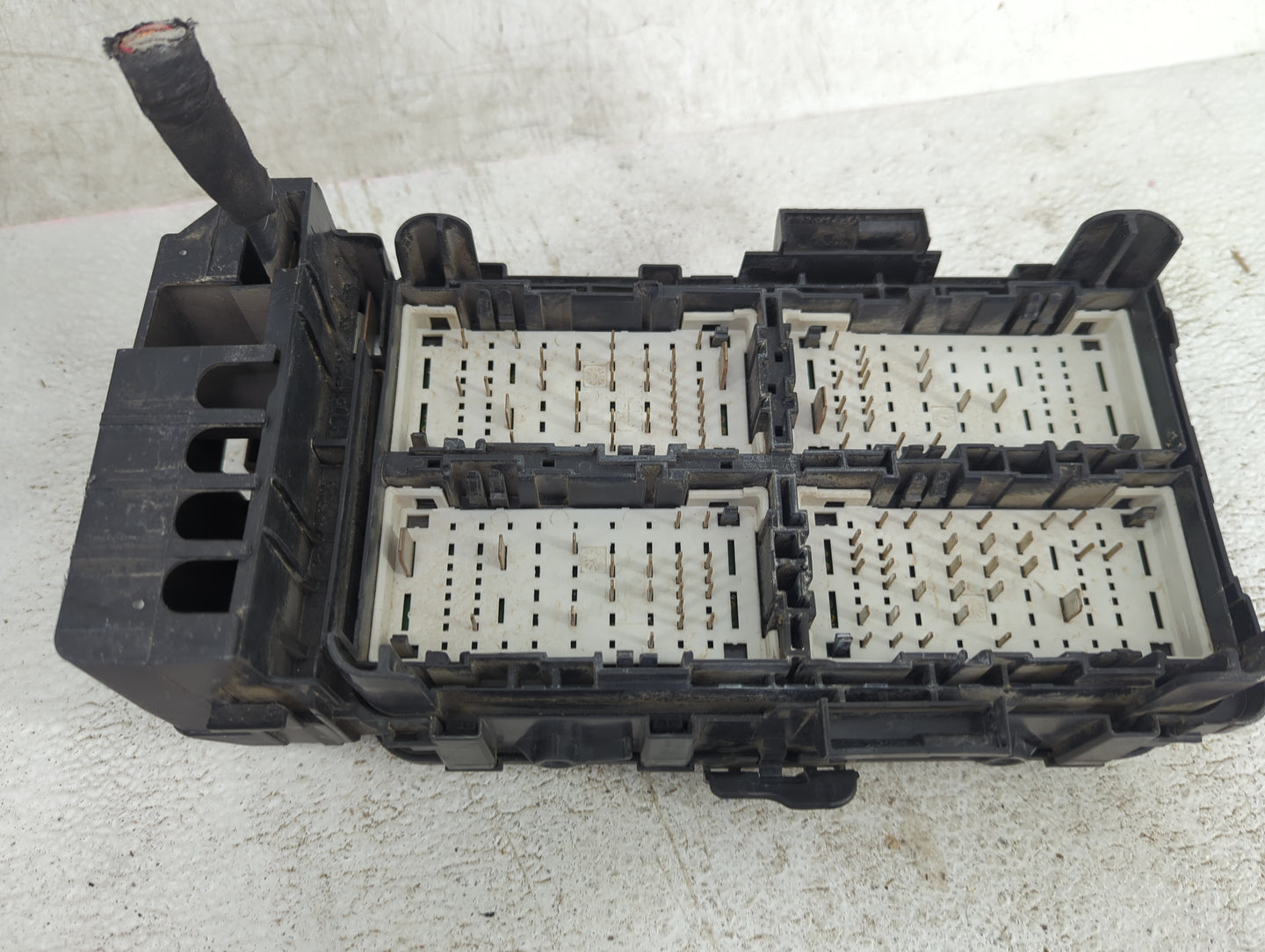 2016-2017 Chevrolet Malibu Fusebox Fuse Box Panel Relay Module Fits Fits 2016 2017 OEM Used Auto Parts - Oemusedautoparts1.c