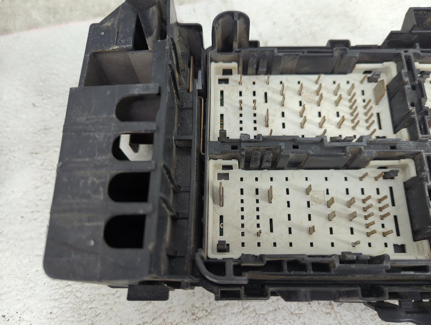 2016-2017 Chevrolet Malibu Fusebox Fuse Box Panel Relay Module Fits Fits 2016 2017 OEM Used Auto Parts - Oemusedautoparts1.c