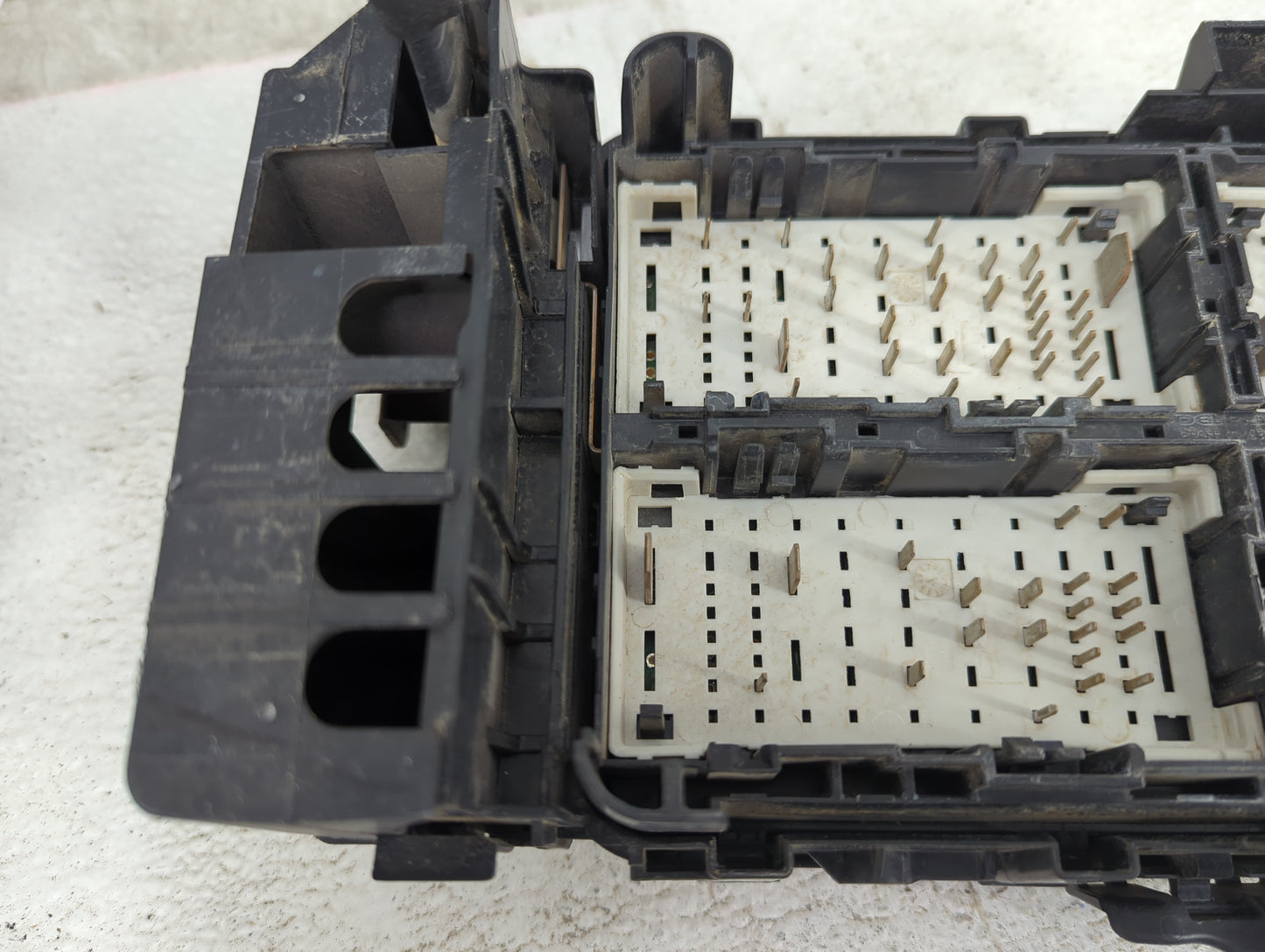 2016-2017 Chevrolet Malibu Fusebox Fuse Box Panel Relay Module Fits Fits 2016 2017 OEM Used Auto Parts - Oemusedautoparts1.c