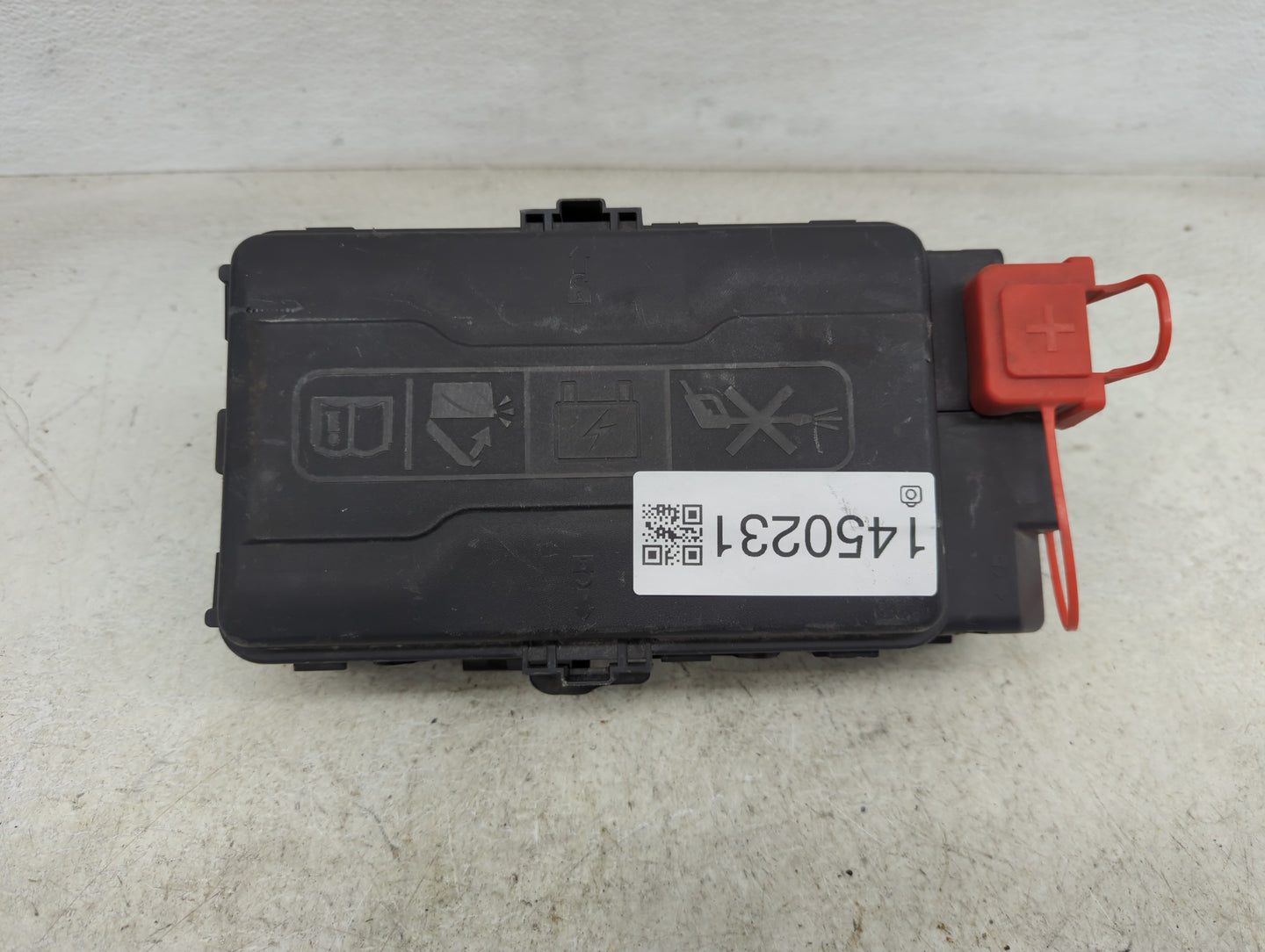 2017-2018 Chevrolet Malibu Fusebox Fuse Box Panel Relay Module P/N:84144635 13500128, 13460935, 13455281 Fits Fits 2017 2018