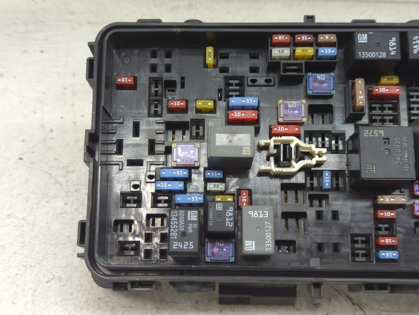 2017-2018 Chevrolet Malibu Fusebox Fuse Box Panel Relay Module P/N:84144635 13500128, 13460935, 13455281 Fits Fits 2017 2018