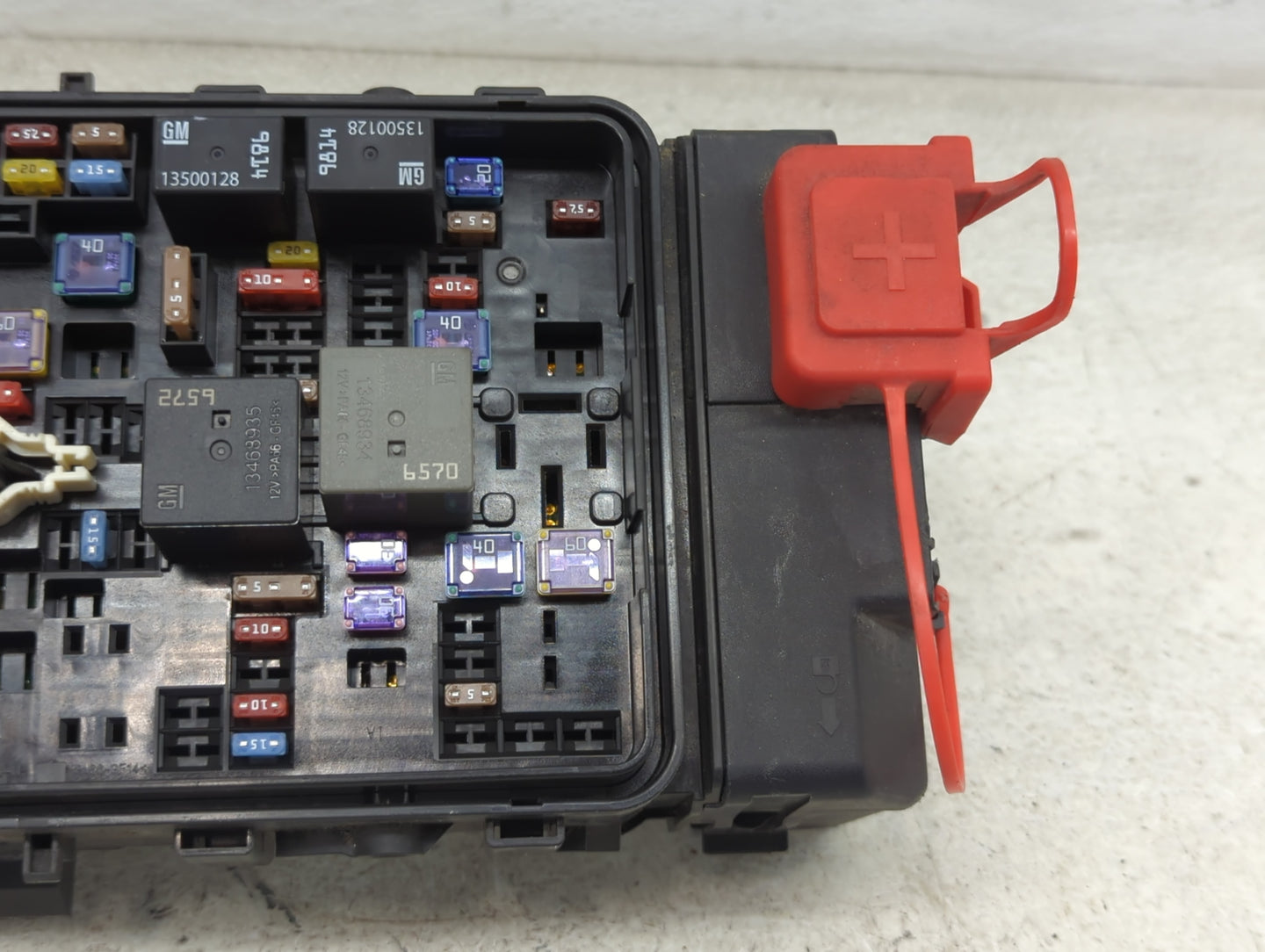 2017-2018 Chevrolet Malibu Fusebox Fuse Box Panel Relay Module P/N:84144635 13500128, 13460935, 13455281 Fits Fits 2017 2018