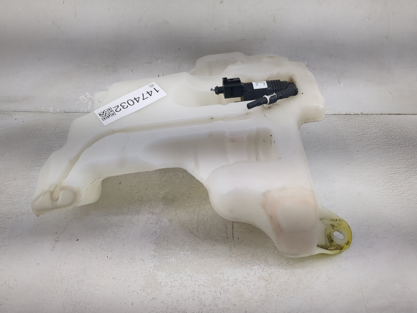 2017-2021 Chevrolet Malibu Windshield Washer Fluid Reservoir Bottle Oem 1474032 - Oemusedautoparts1.com