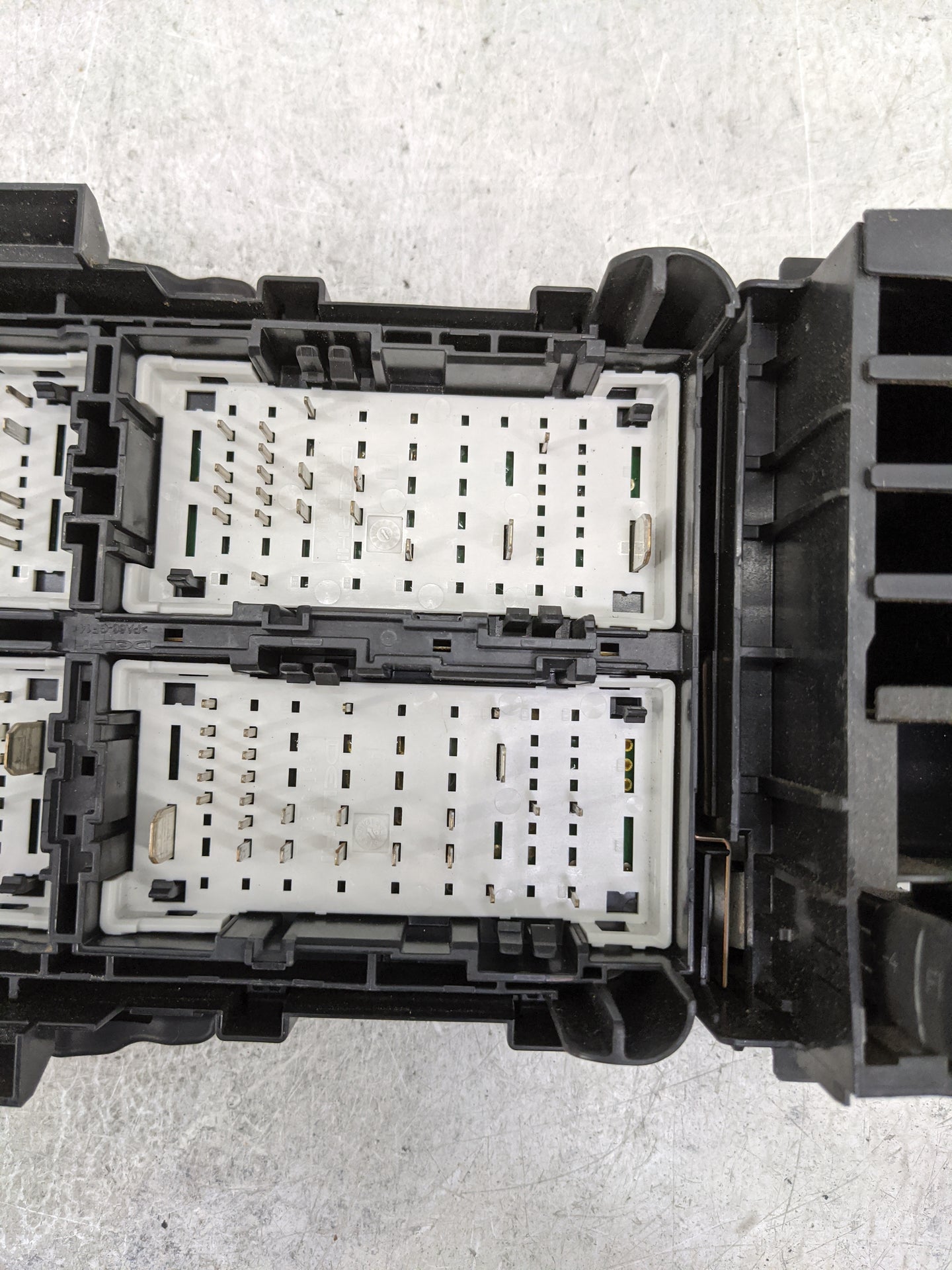 2017-2018 Chevrolet Malibu Fusebox Fuse Box Panel Relay Module P/N:84144635_01 84144635 Fits Fits 2017 2018 OEM Used Auto Pa