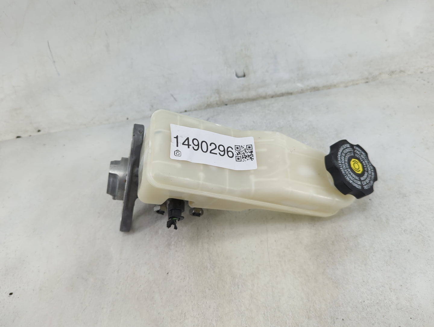 2016-2021 Chevrolet Malibu Brake Master Cylinder 1490296 - Oemusedautoparts1.com
