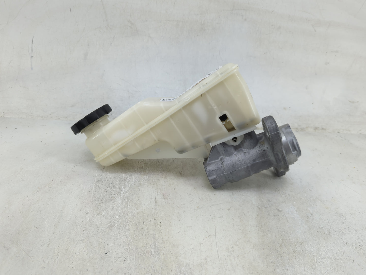 2016-2021 Chevrolet Malibu Brake Master Cylinder 1490296 - Oemusedautoparts1.com