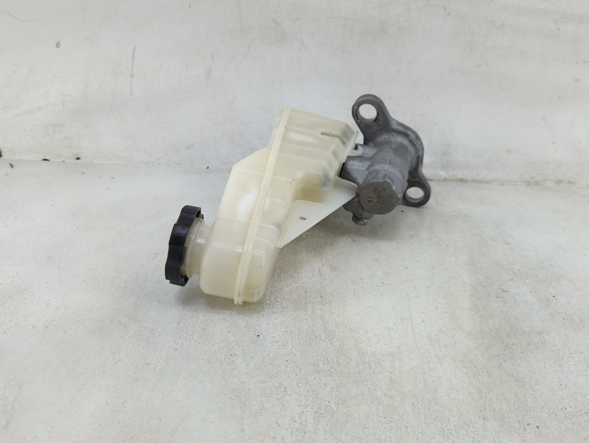 2016-2021 Chevrolet Malibu Brake Master Cylinder 1490296 - Oemusedautoparts1.com