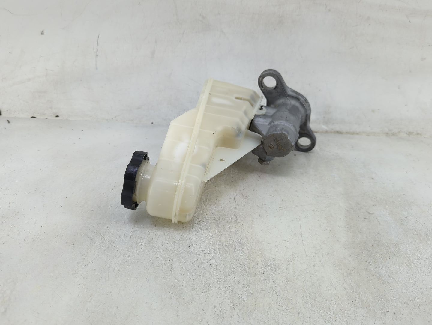 2016-2021 Chevrolet Malibu Brake Master Cylinder 1490296 - Oemusedautoparts1.com