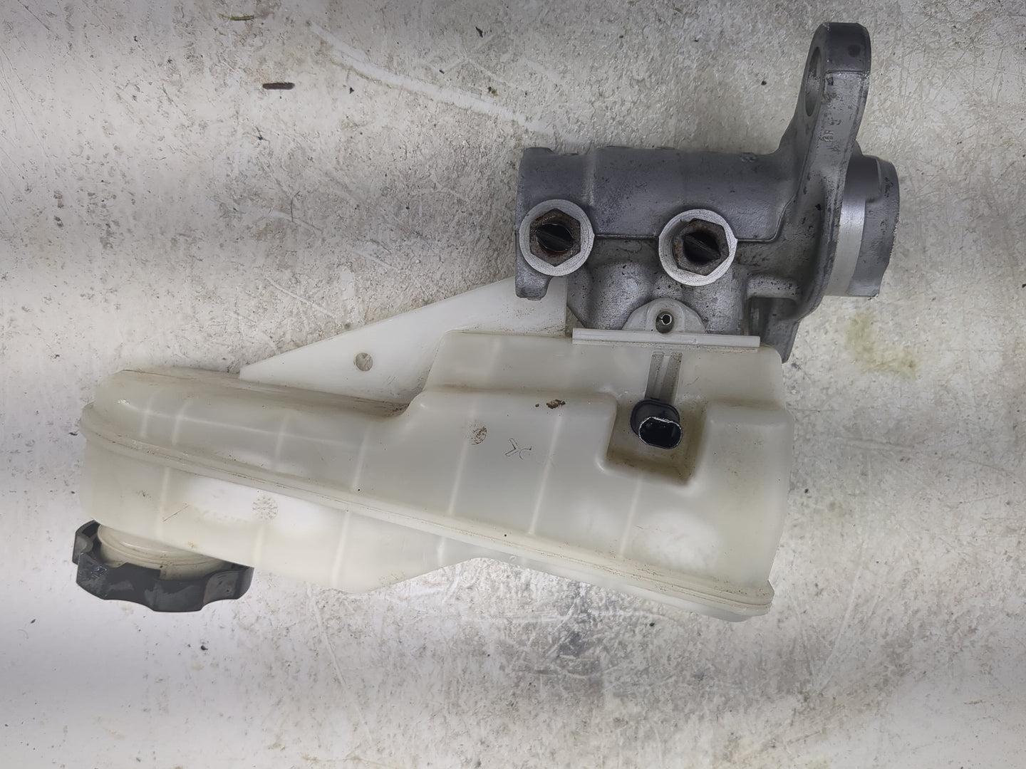 2016-2021 Chevrolet Malibu Brake Master Cylinder 1497026 - Oemusedautoparts1.com