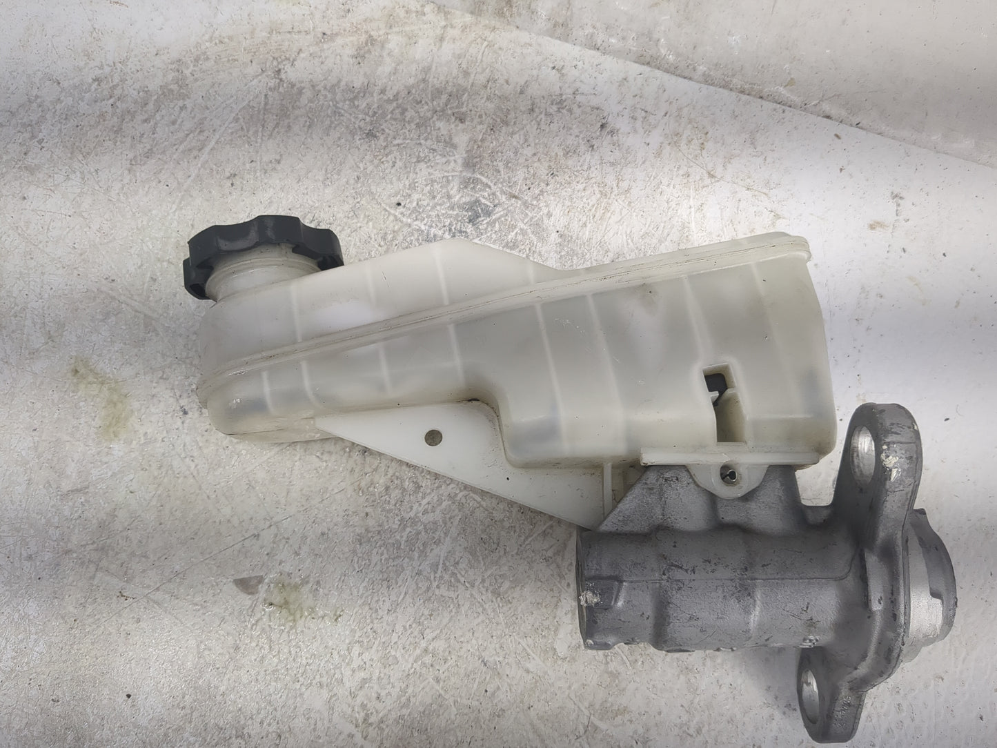 2016-2021 Chevrolet Malibu Brake Master Cylinder 1497026 - Oemusedautoparts1.com