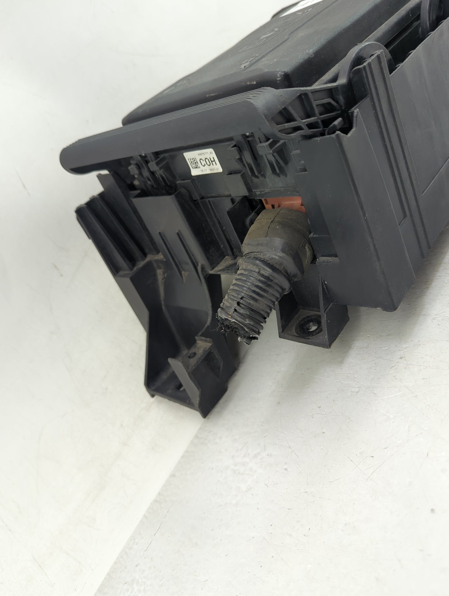 2017-2019 Chevrolet Silverado 1500 Fusebox Fuse Box Panel Relay Module P/N:84075777_02 Fits Fits 2017 2018 2019 OEM Used Aut