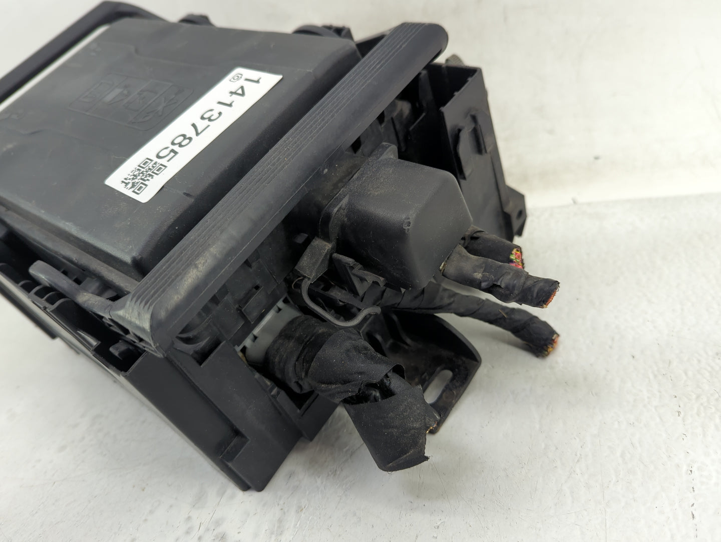 2017-2019 Chevrolet Silverado 1500 Fusebox Fuse Box Panel Relay Module P/N:84075777_02 Fits Fits 2017 2018 2019 OEM Used Aut