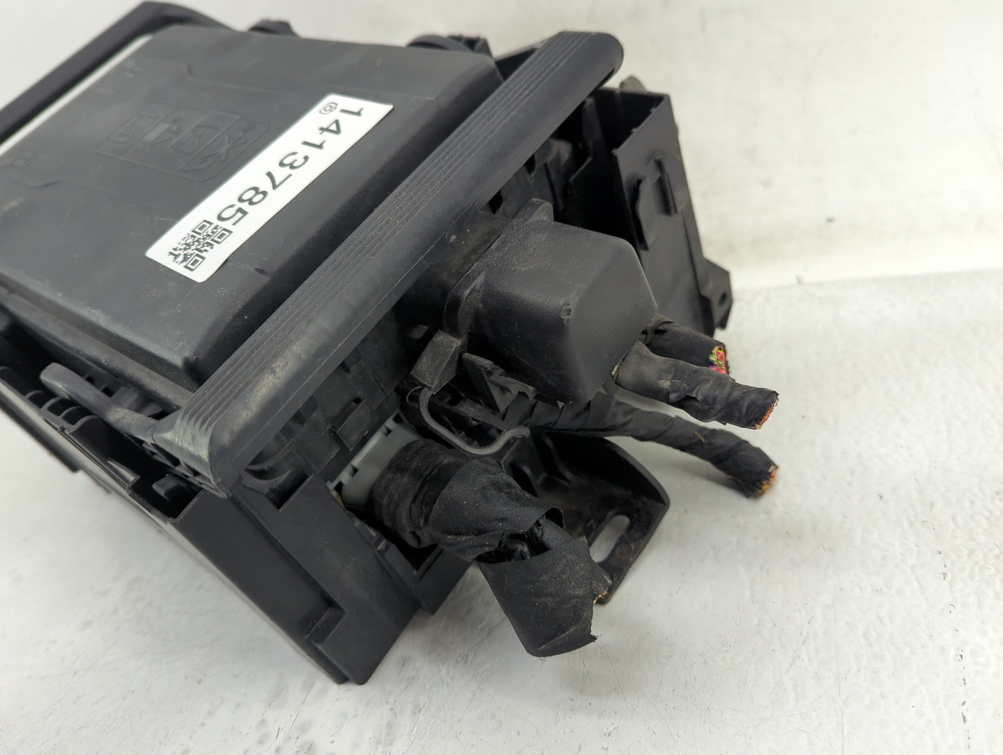 2017-2019 Chevrolet Silverado 1500 Fusebox Fuse Box Panel Relay Module P/N:84075777_02 Fits Fits 2017 2018 2019 OEM Used Aut