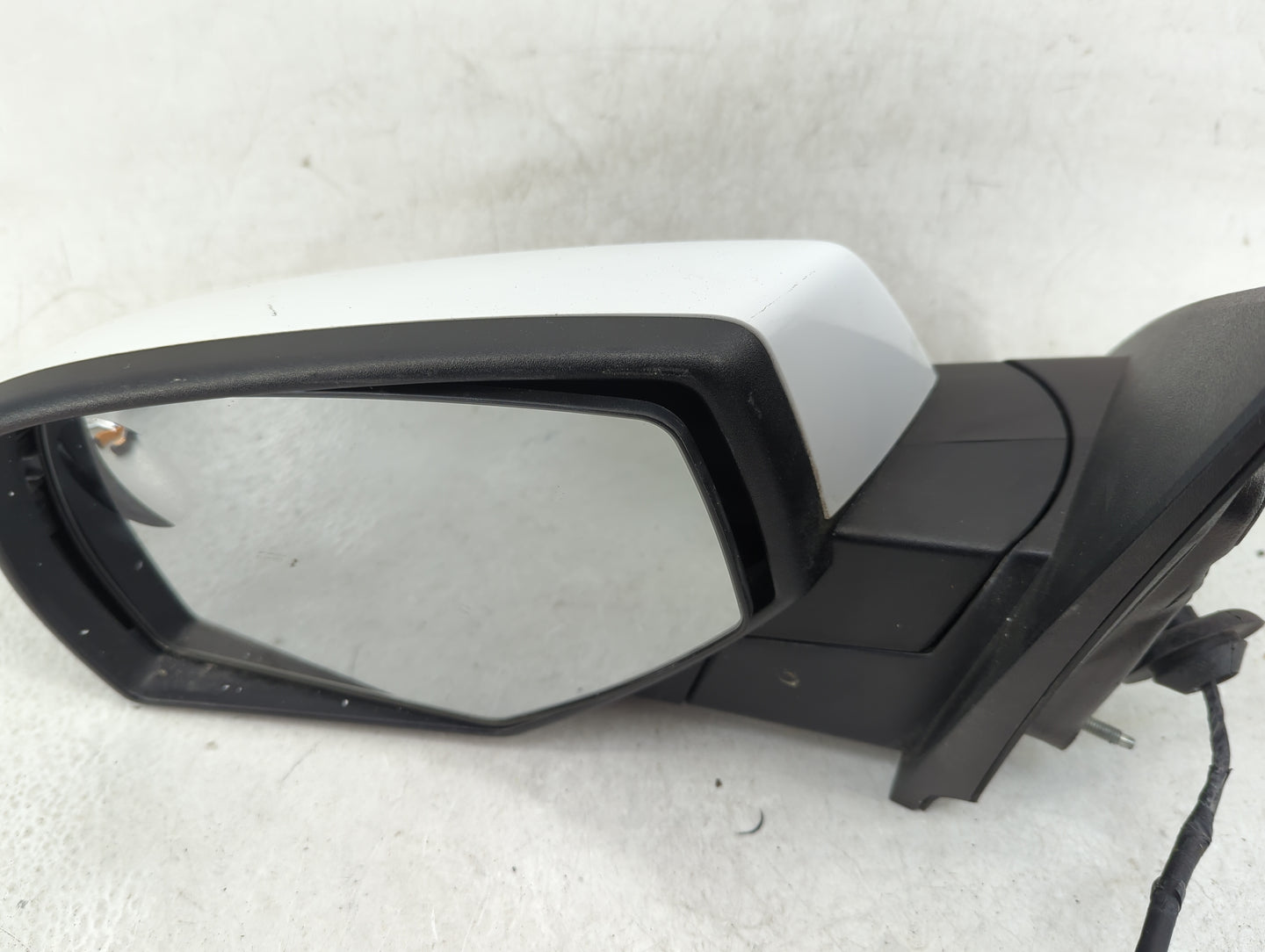 2014-2019 Chevrolet Silverado 1500 Driver Side View Mirror - Left Door Mirror OEM Used - Oemusedautoparts1.com