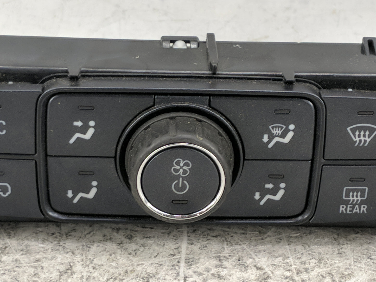2014-2019 Chevrolet Silverado 1500 Climate Control Module Temperature AC/Heater Replacement P/N:84164476 7370200000000X Fits