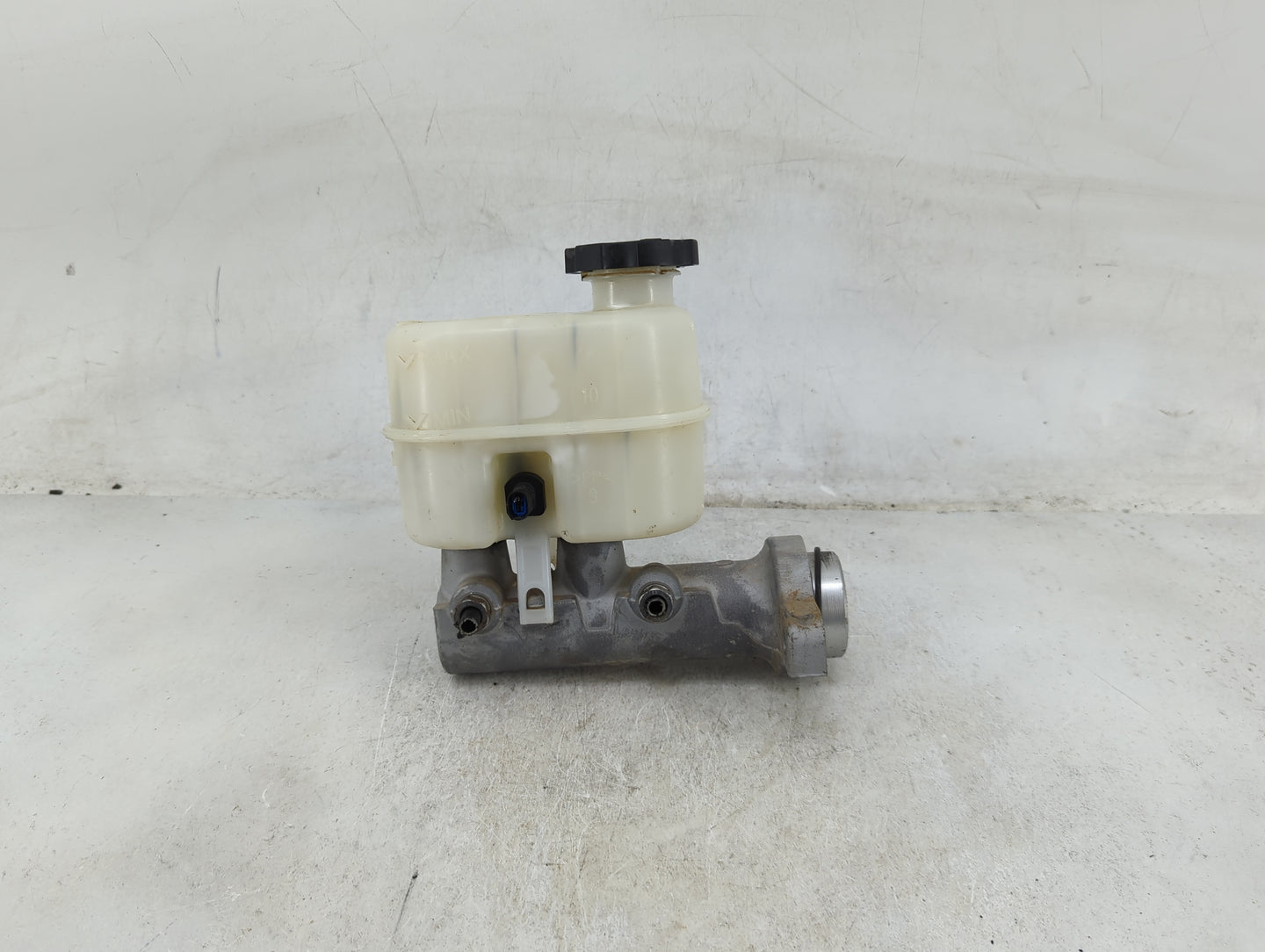 2014-2019 Chevrolet Silverado 1500 Brake Master Cylinder 1489188 - Oemusedautoparts1.com