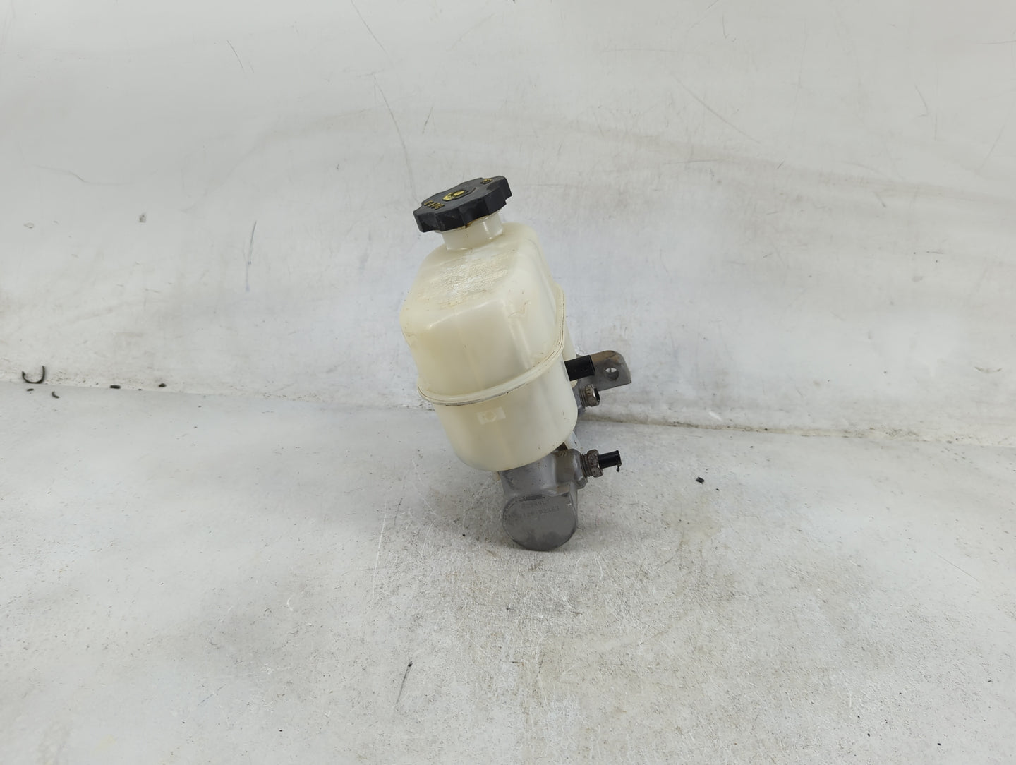 2014-2019 Chevrolet Silverado 1500 Brake Master Cylinder 1489188 - Oemusedautoparts1.com