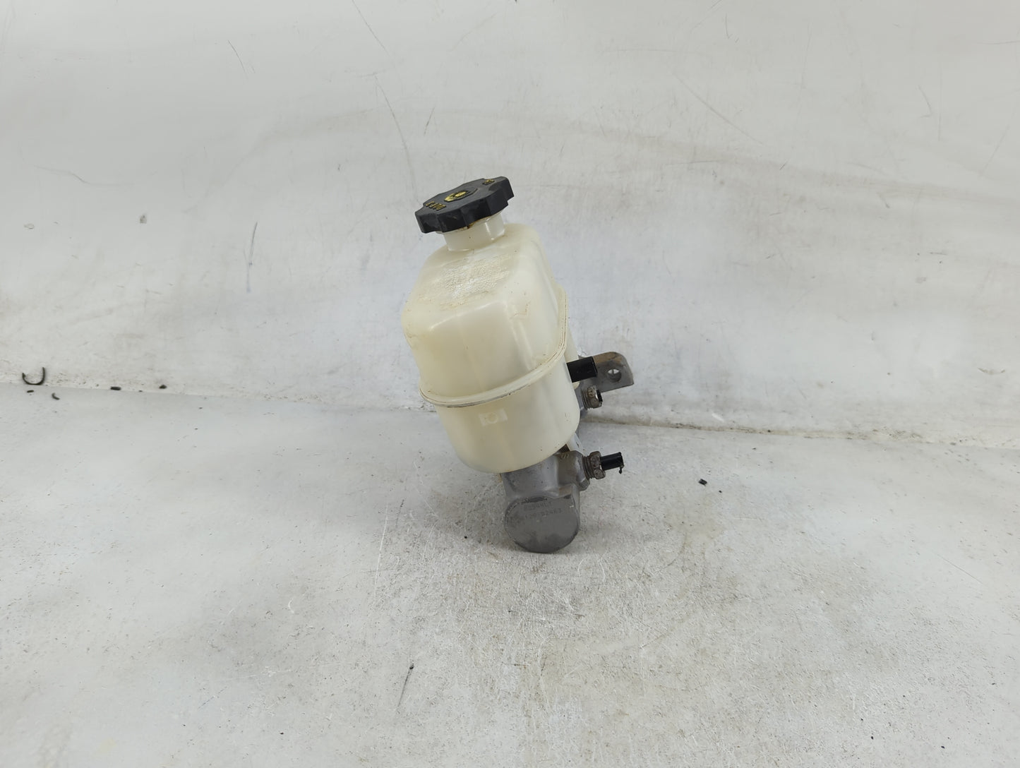 2014-2019 Chevrolet Silverado 1500 Brake Master Cylinder 1489188 - Oemusedautoparts1.com