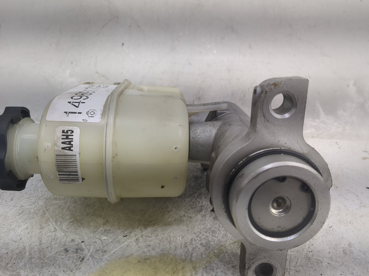 2014-2019 Chevrolet Silverado 1500 Brake Master Cylinder 1496917 - Oemusedautoparts1.com