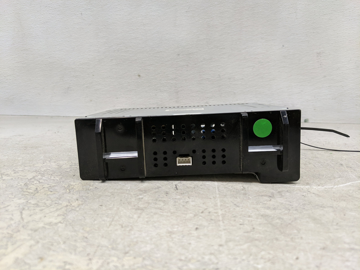 2017-2018 Chevrolet Silverado 2500 Radio AM FM Cd Player Receiver Replacement P/N:42532869 Fits Fits 2017 2018 2019 OEM Used