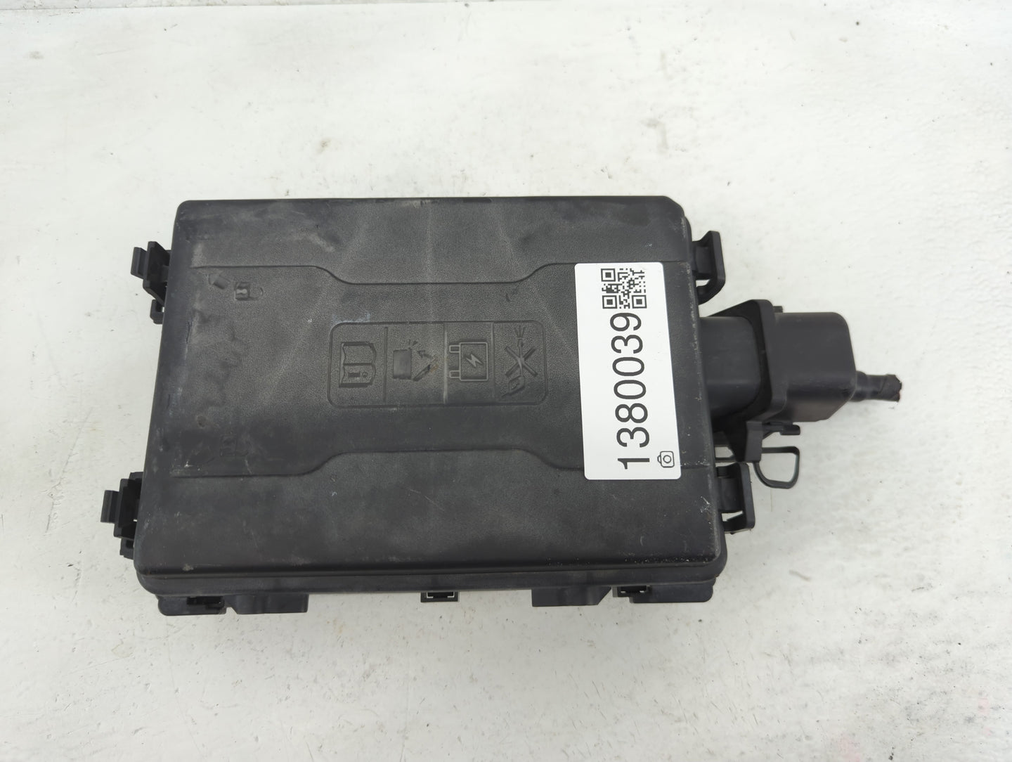2017-2018 Chevrolet Silverado 2500 Fusebox Fuse Box Panel Relay Module P/N:84303174 Fits Fits 2017 2018 2019 OEM Used Auto P