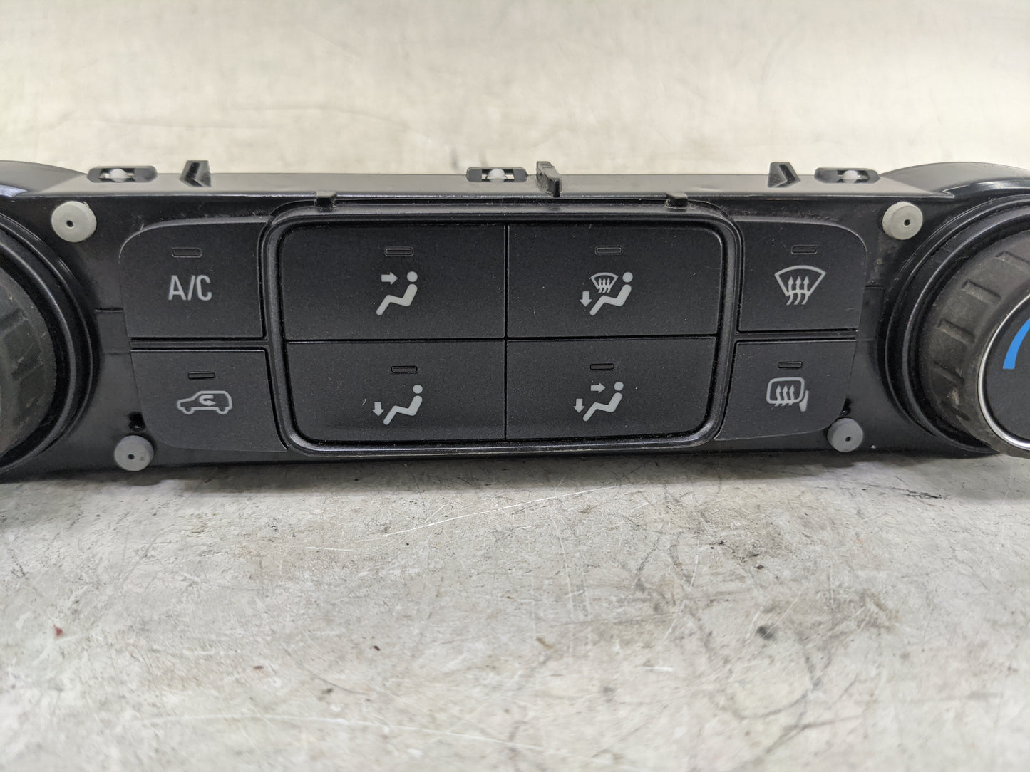 2017 Chevrolet Silverado 2500 Climate Control Module Temperature AC/Heater Replacement P/N:84164475 Fits OEM Used Auto Parts