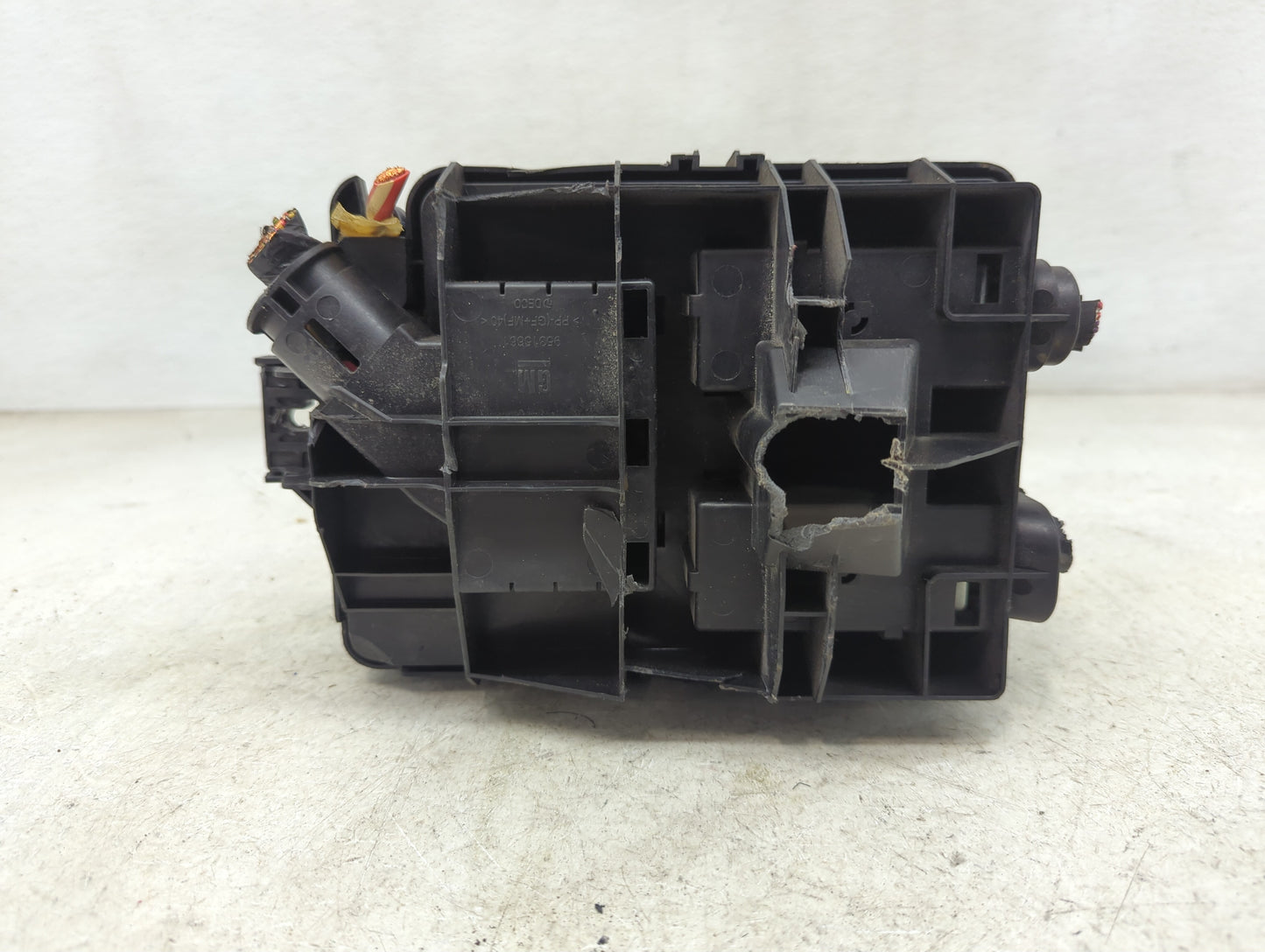 2017-2018 Chevrolet Sonic Fusebox Fuse Box Panel Relay Module P/N:42386669 Fits Fits 2017 2018 OEM Used Auto Parts - Oemused