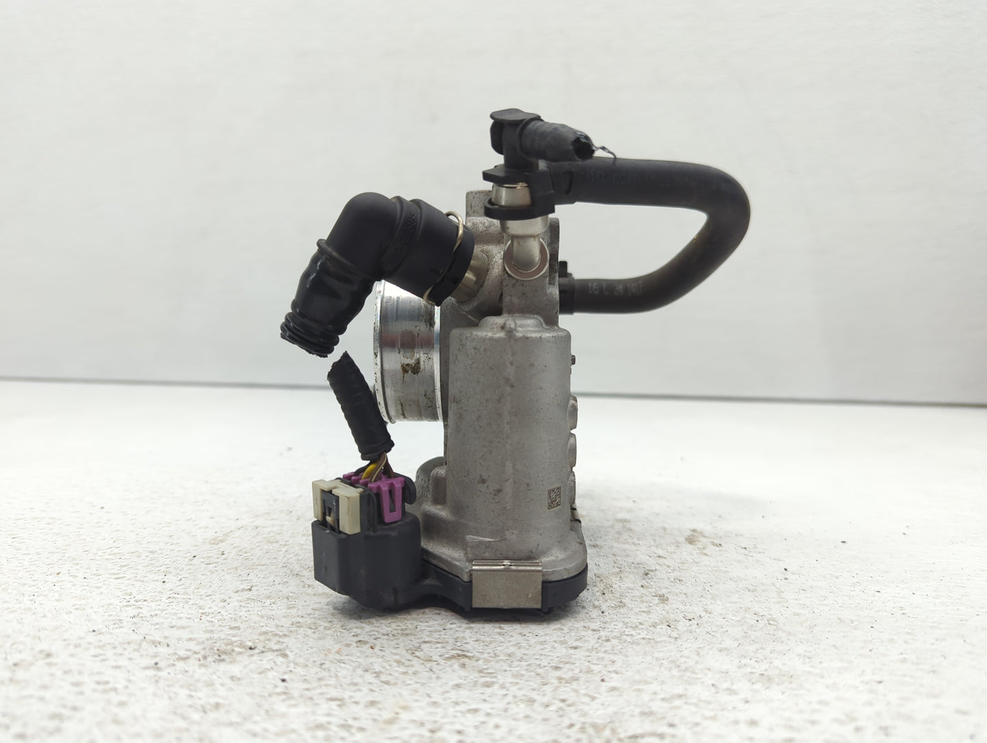 2012-2018 Chevrolet Sonic Throttle Body P/N:55 577 375 Fits Fits 2009 2010 2011 2012 2013 2014 2015 2016 2017 2018 OEM Used 
